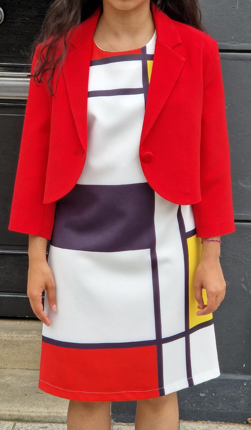 Robe à manches courtes blanche avec carreaux de différentes taille de différentes couleurs, bleu, jaune, rouge et noir.