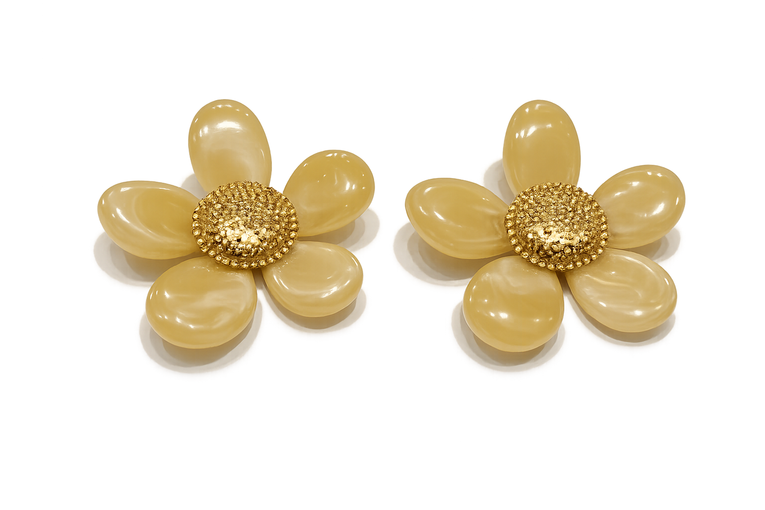 Boucles d’oreilles fleur dorée & nacrée