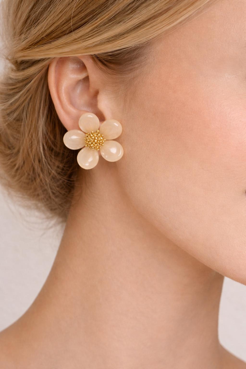 Boucles d’oreilles fleur dorée & nacrée – Image 2
